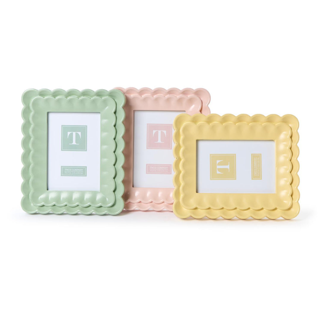 PASTEL SCALLOPED WOOD PICTURE FRAME