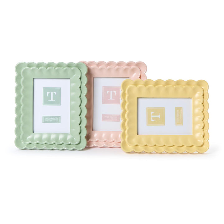 PASTEL SCALLOPED WOOD PICTURE FRAME