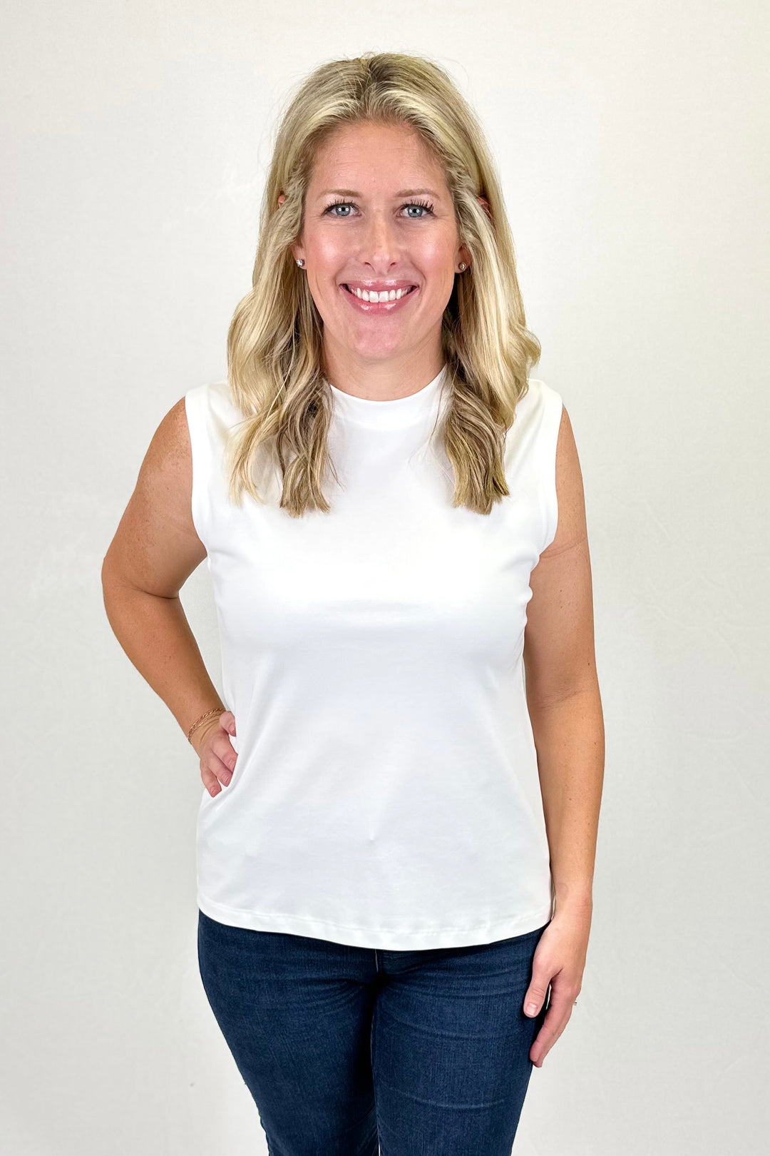 WHITE SLEEVELESS CREW NECK TOP