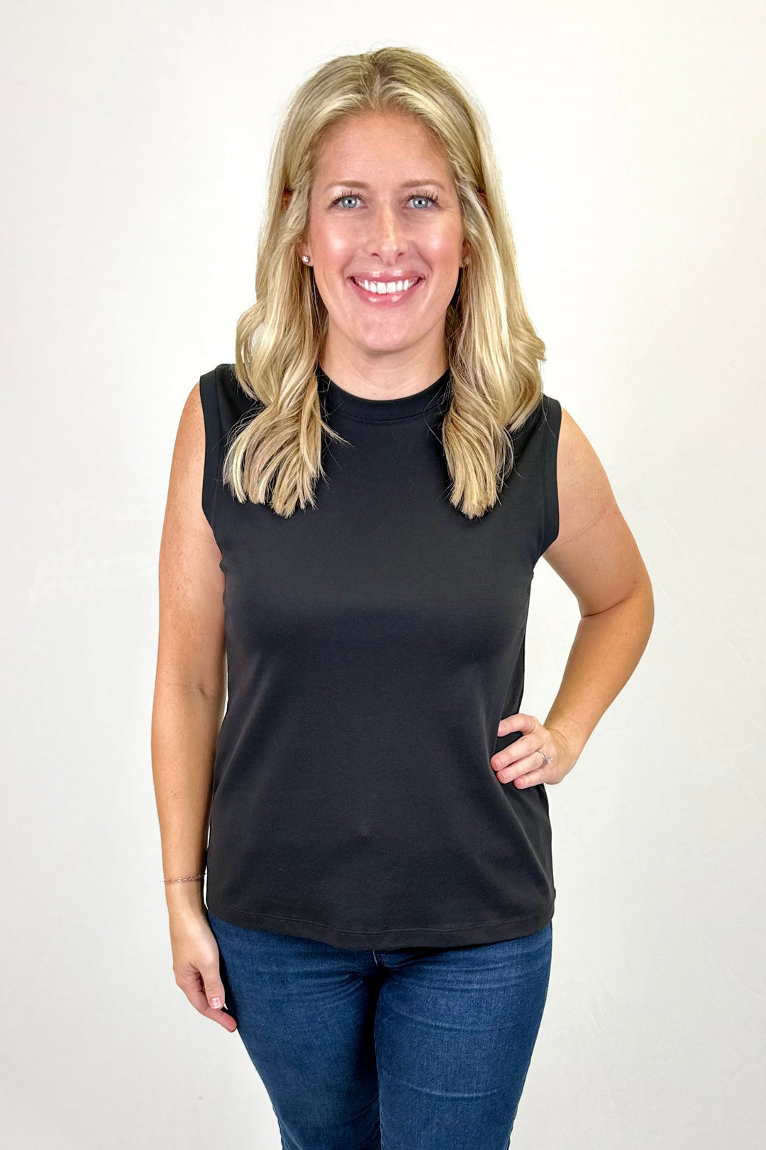 BLACK SLEEVELESS CREW NECK TOP