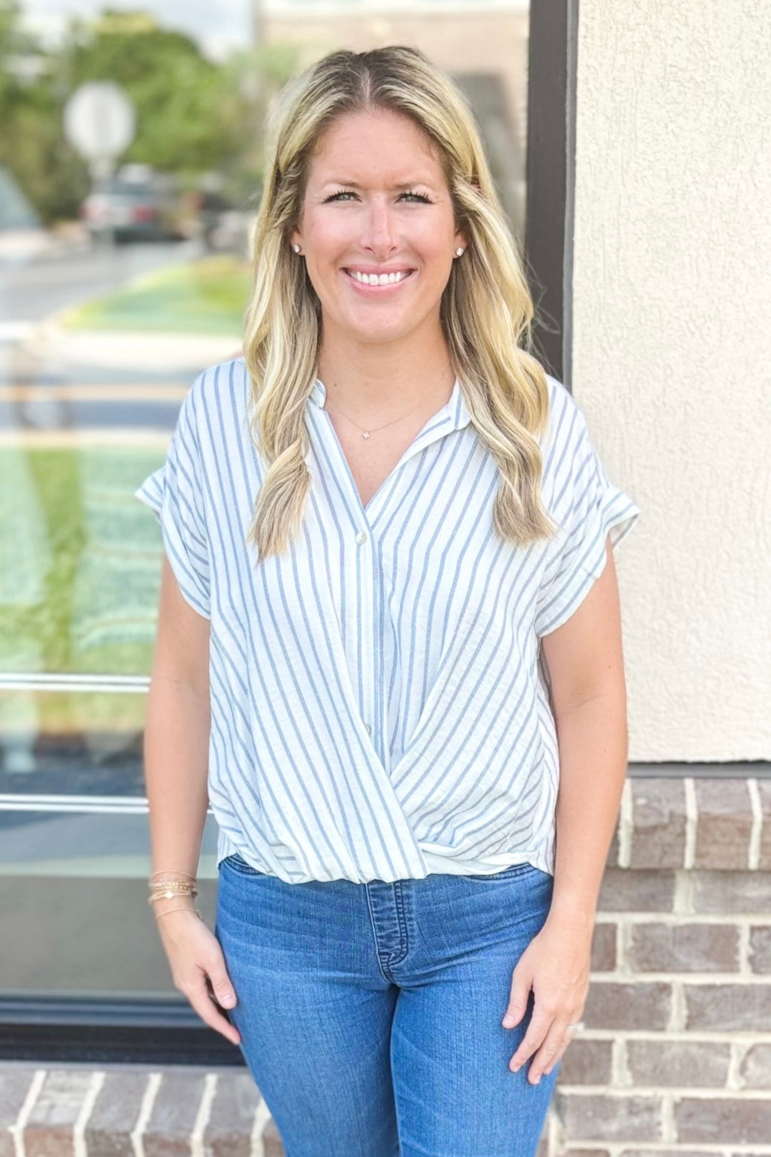 BLUE COLLAR TWIST FRONT BUTTON TOP