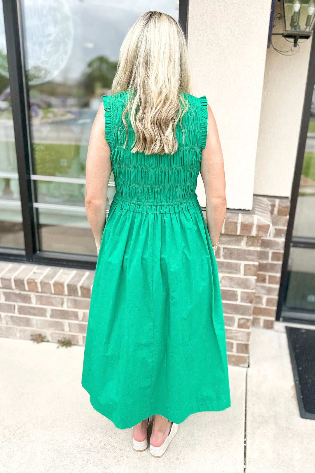 GREEN SLEEVELESS SMOCKED TIE FRONT MIDI DRESS
