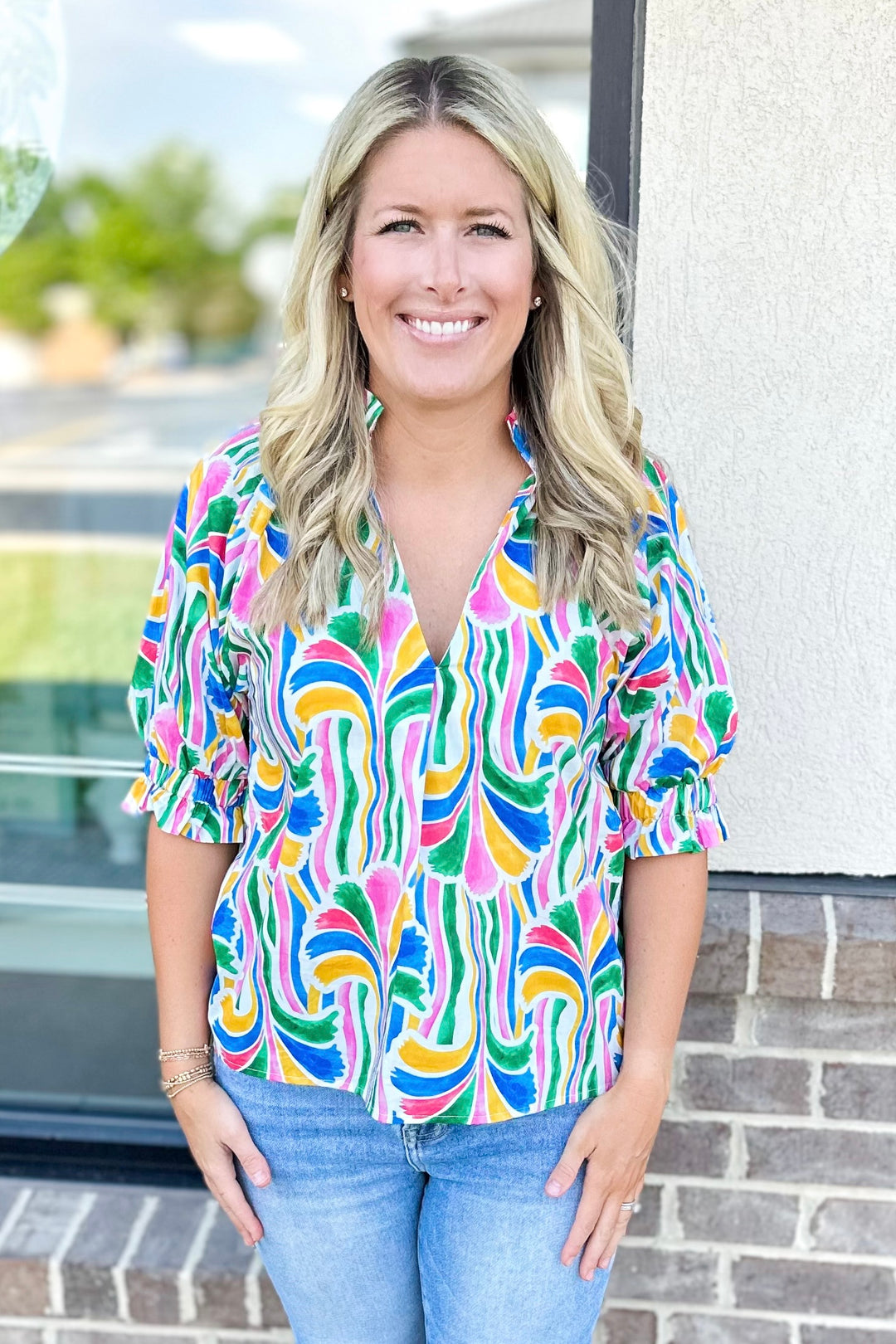 WHITE MULTI COLOR PRINT SMOCKED CUFF VNECK TOP