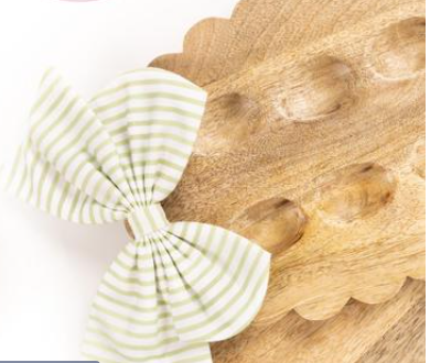 SCALLOP BOARD WITH MAGNETIC STRIPE BOW