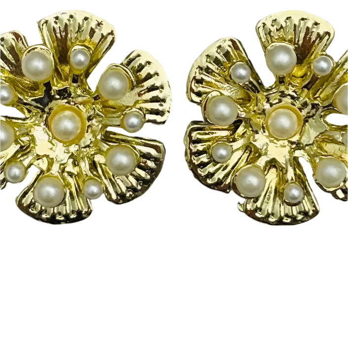 GOLD 3D FLORAL PEARL STUD EARRINGS