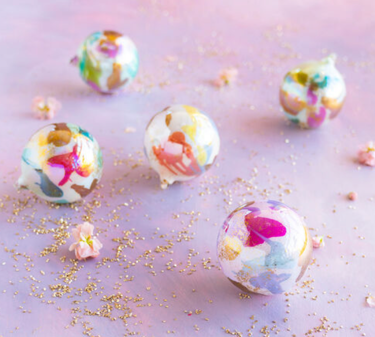 COLOR COUTURE BALL ORNAMENT