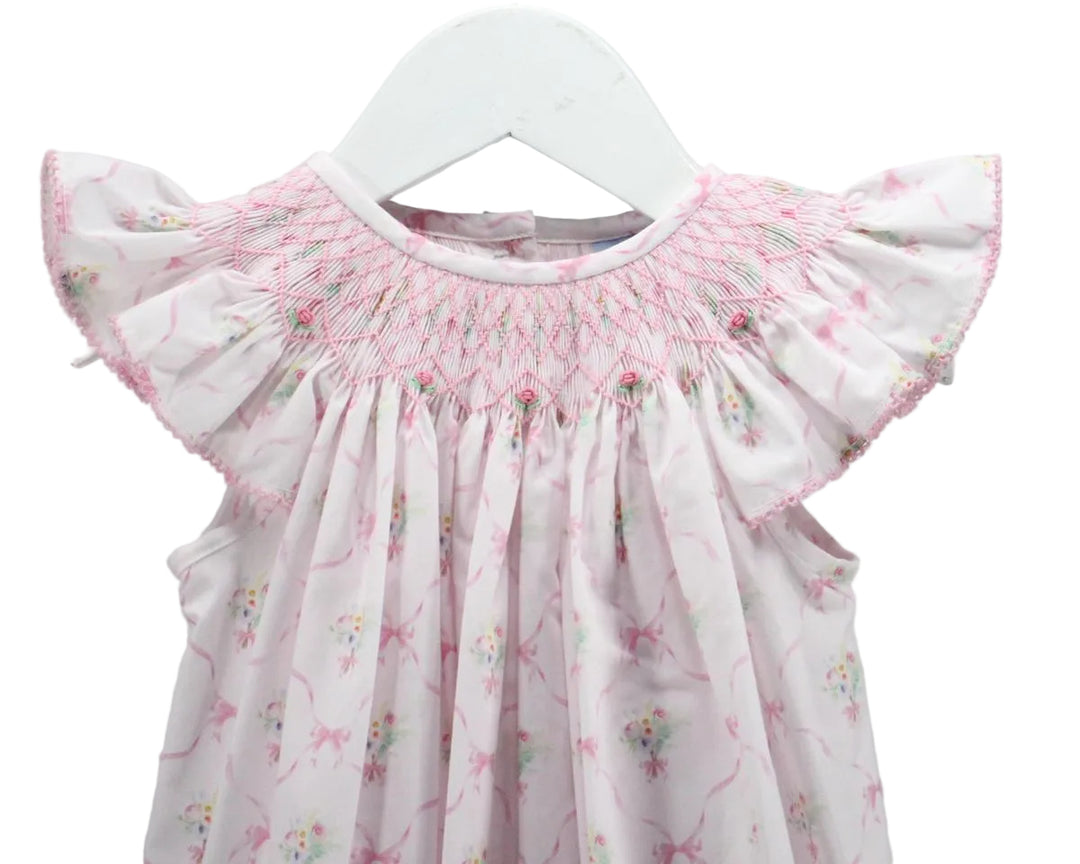 CLOSE UP VIEW OF DETAILED SMOCKING