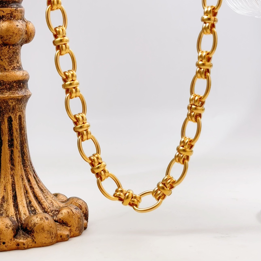 Gold Georgia interlocking chain necklace with wrapped links