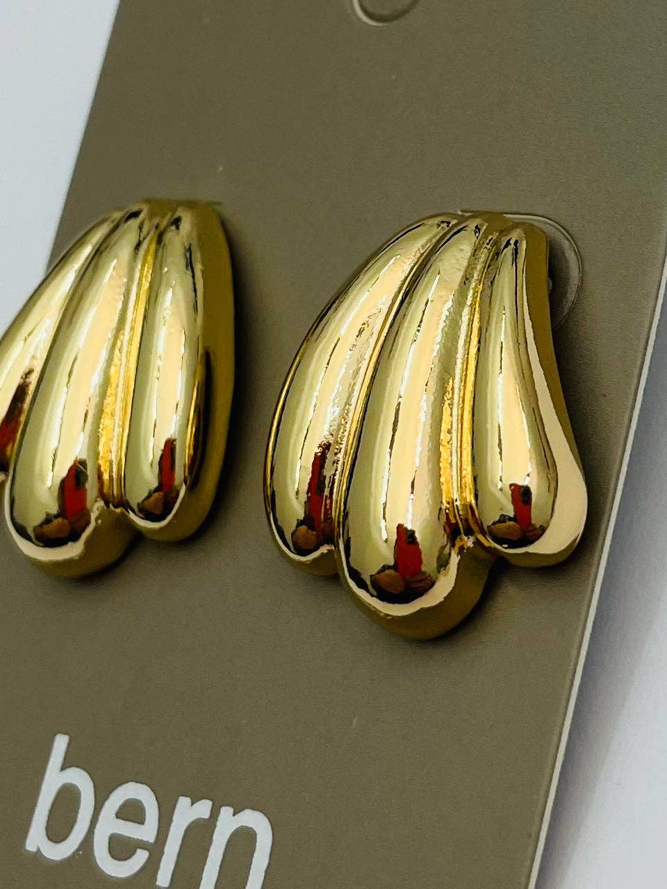 GOLD CHIC JUST LOVELY STUD EARRINGS
