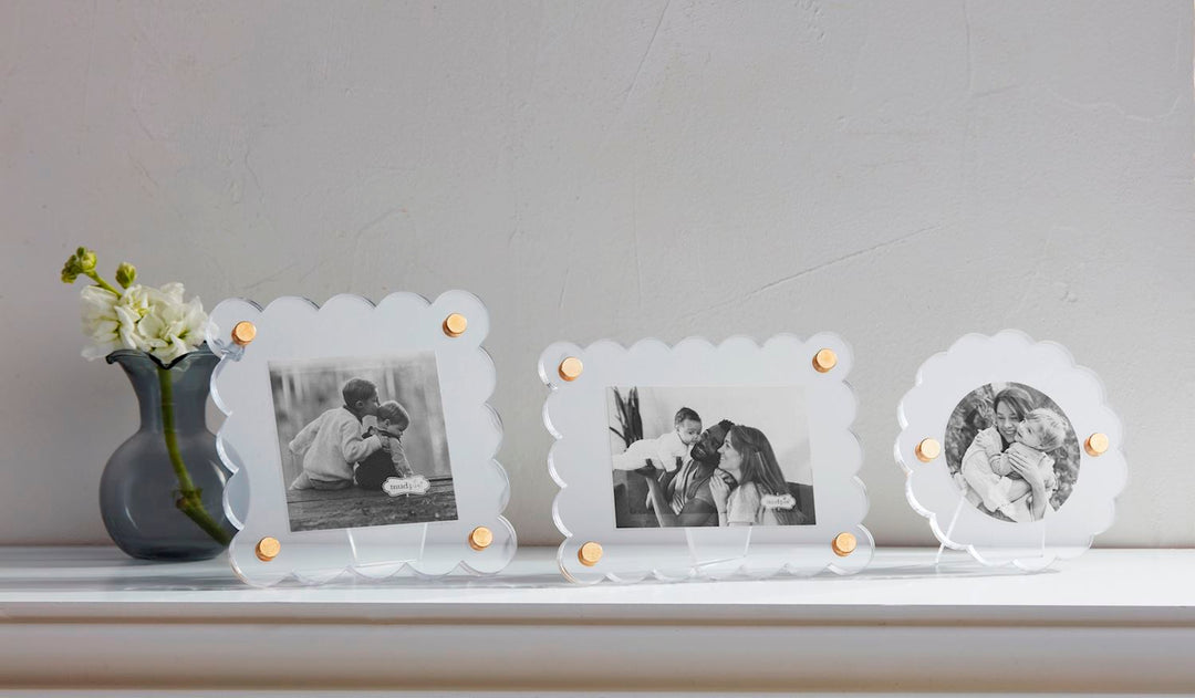 MINI CLEAR SCALLOPED ACRYLIC FRAME