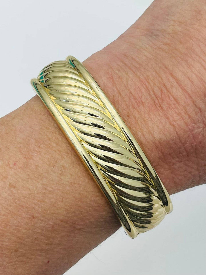 CLASSIC GOLD TWIST HINGED BRACELET
