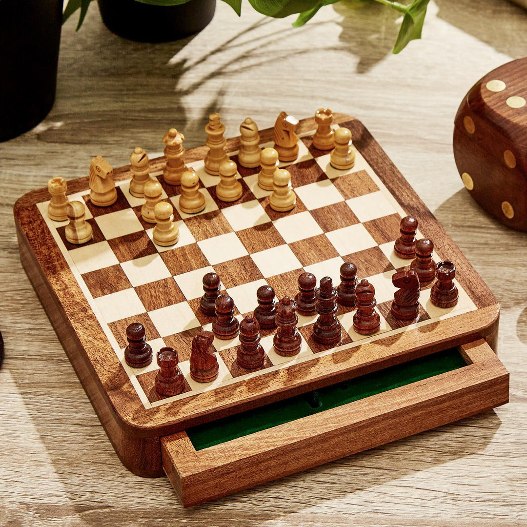 MAGNETIC CHESS SET IN HAND CRAFTED WOODEN BOX