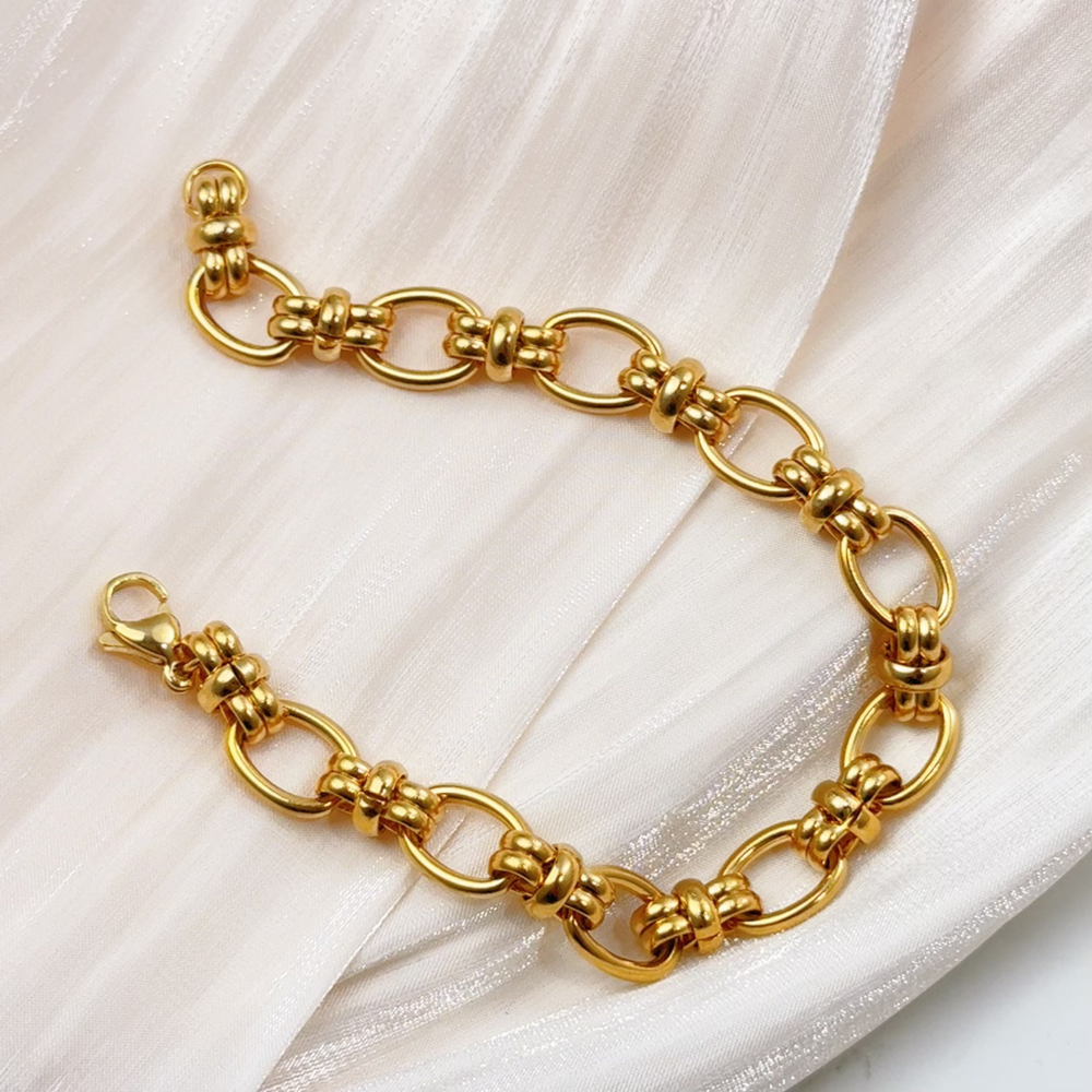 Gold Georgia bracelet with bold interlocking wrapped links