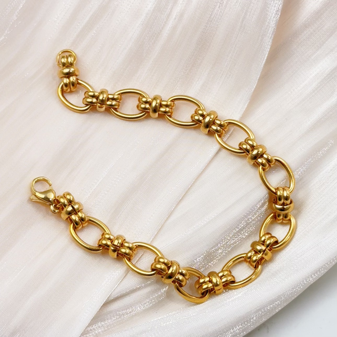 Gold Georgia bracelet with bold interlocking wrapped links