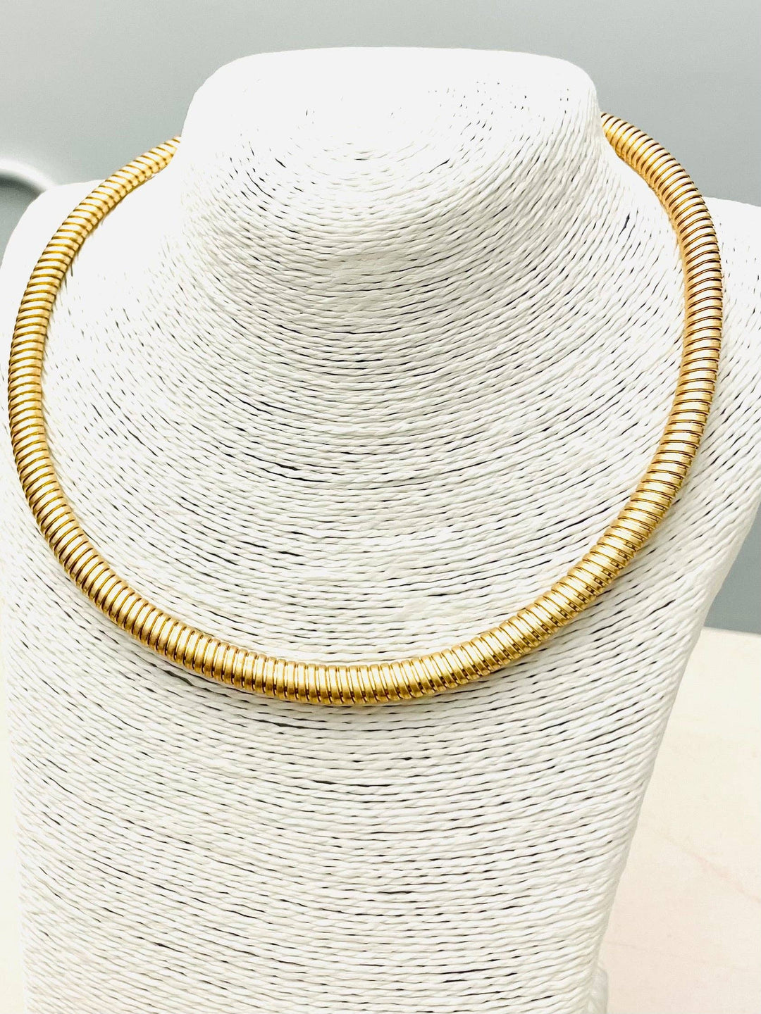 GOLD SIMPLE OMEGA NECKLACE