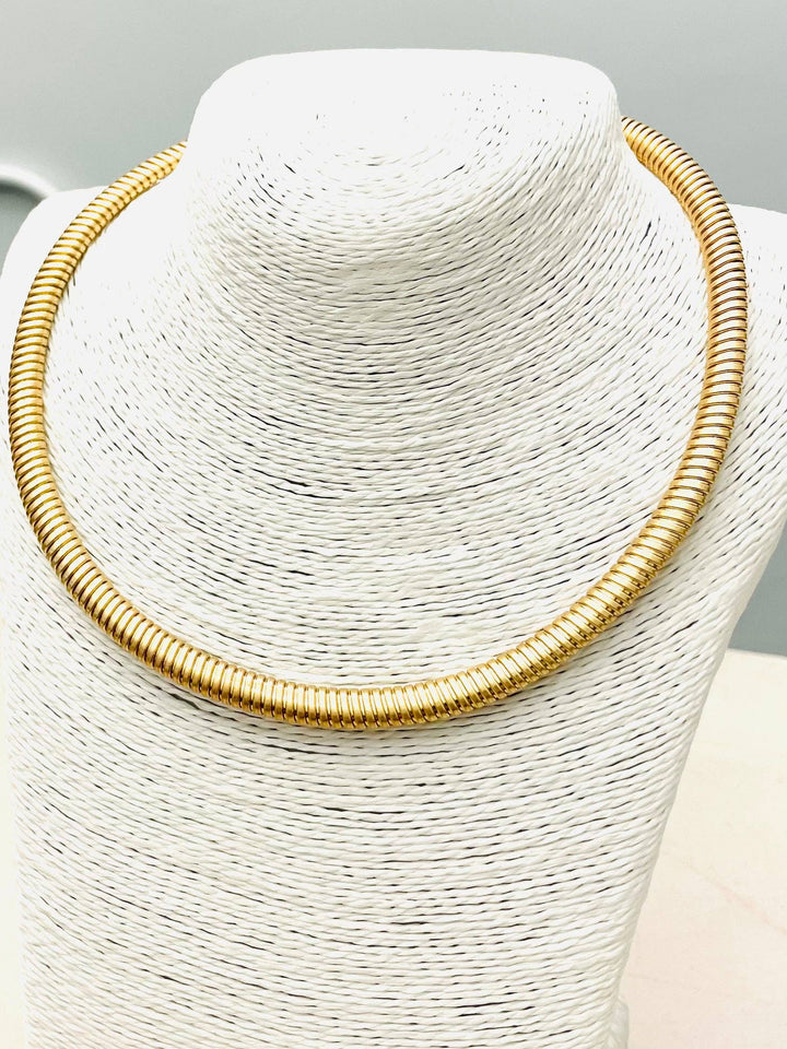GOLD SIMPLE OMEGA NECKLACE