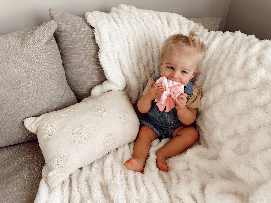 BOW TEENSY CRINKLE TEETHER