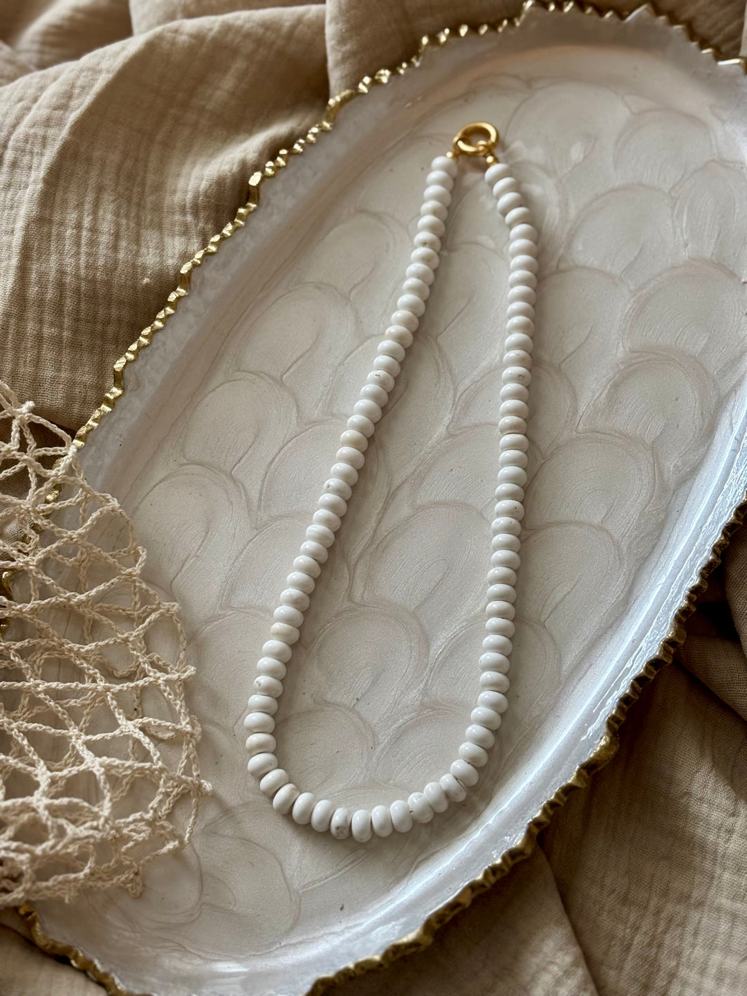 BAYLOR NECKLACE WHITE WITH OYSTER CHARM