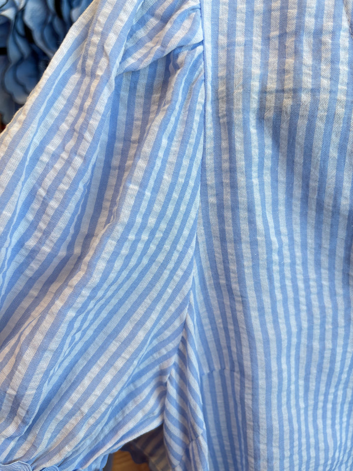 BABY BLUE SEERSUCKER RUFFLE VNECK TOP