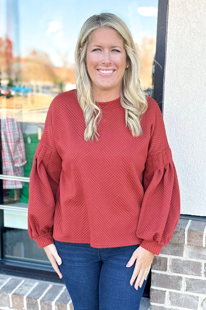 RUST TEXTURED BUBBLE SLEEVE TOP