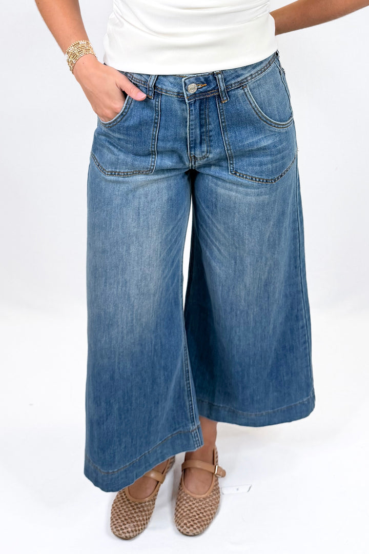 MEDIUM WASH HIGH RISE WIDE LEG JEANS