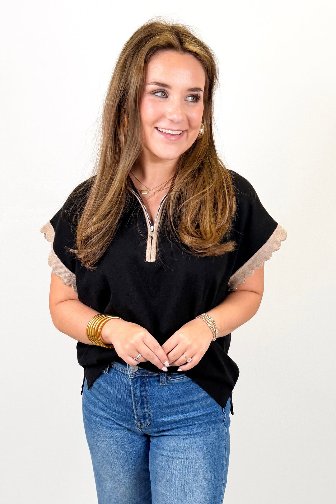 BLACK CONTRAST SCALLOP EDGE TOP