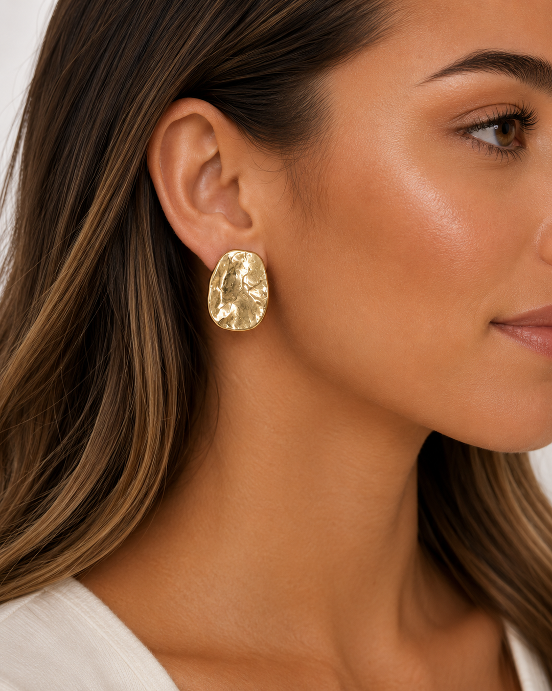 GOLD CHIC HAMMERED STONE STUD EARRINGS
