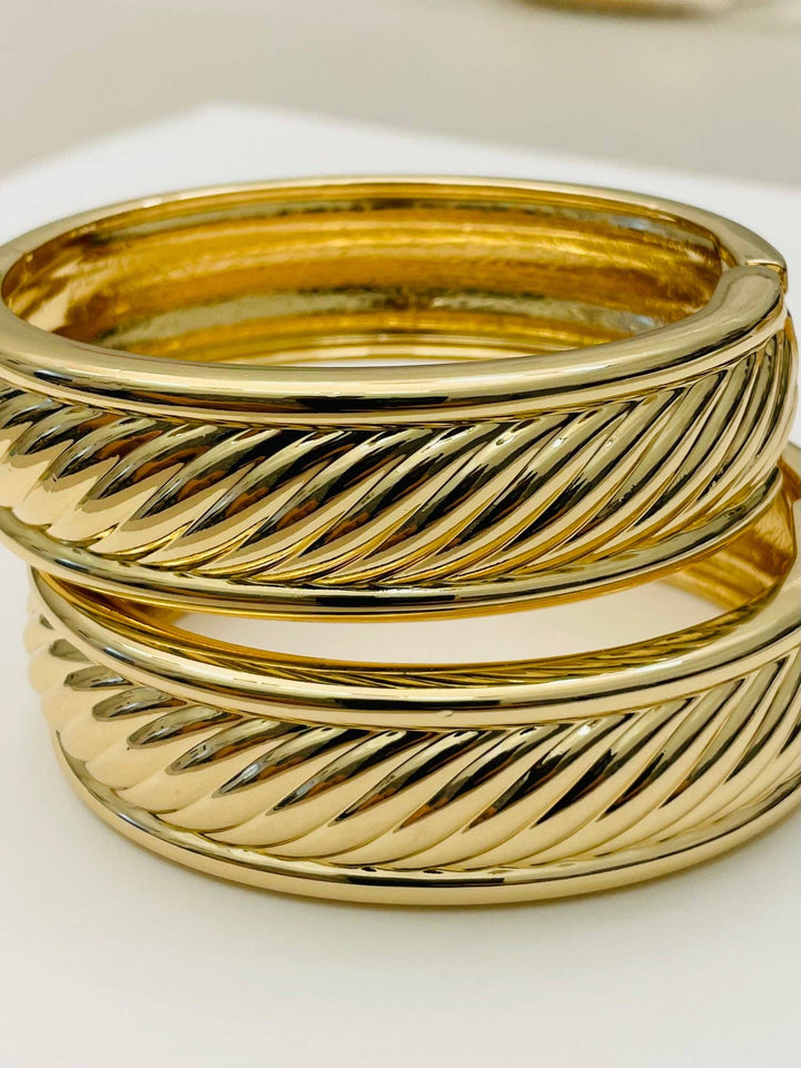 CLASSIC GOLD TWIST HINGED BRACELET