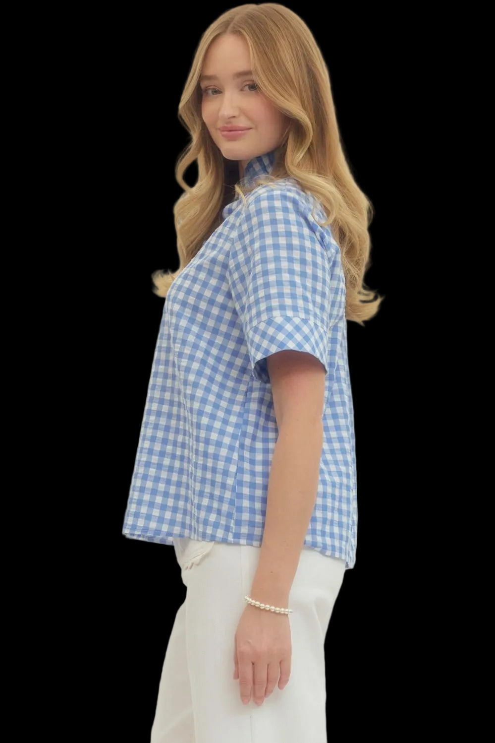 SHORTSLEEVE BLUE AND WHITE GINGHAM BLOUSE ON MODEL SIDE VIEW