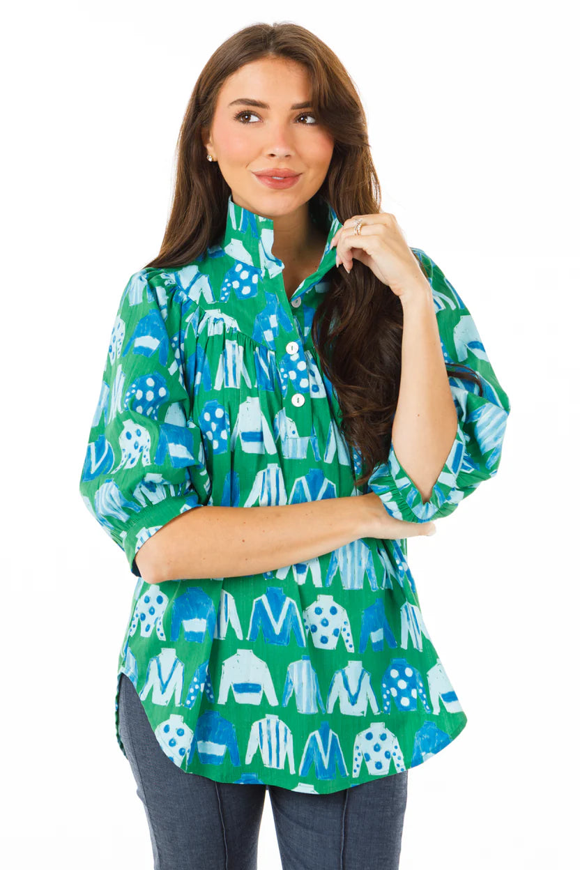 stand collar, a relaxed fit and slight high low hem. blue / green jockey items pattern all over