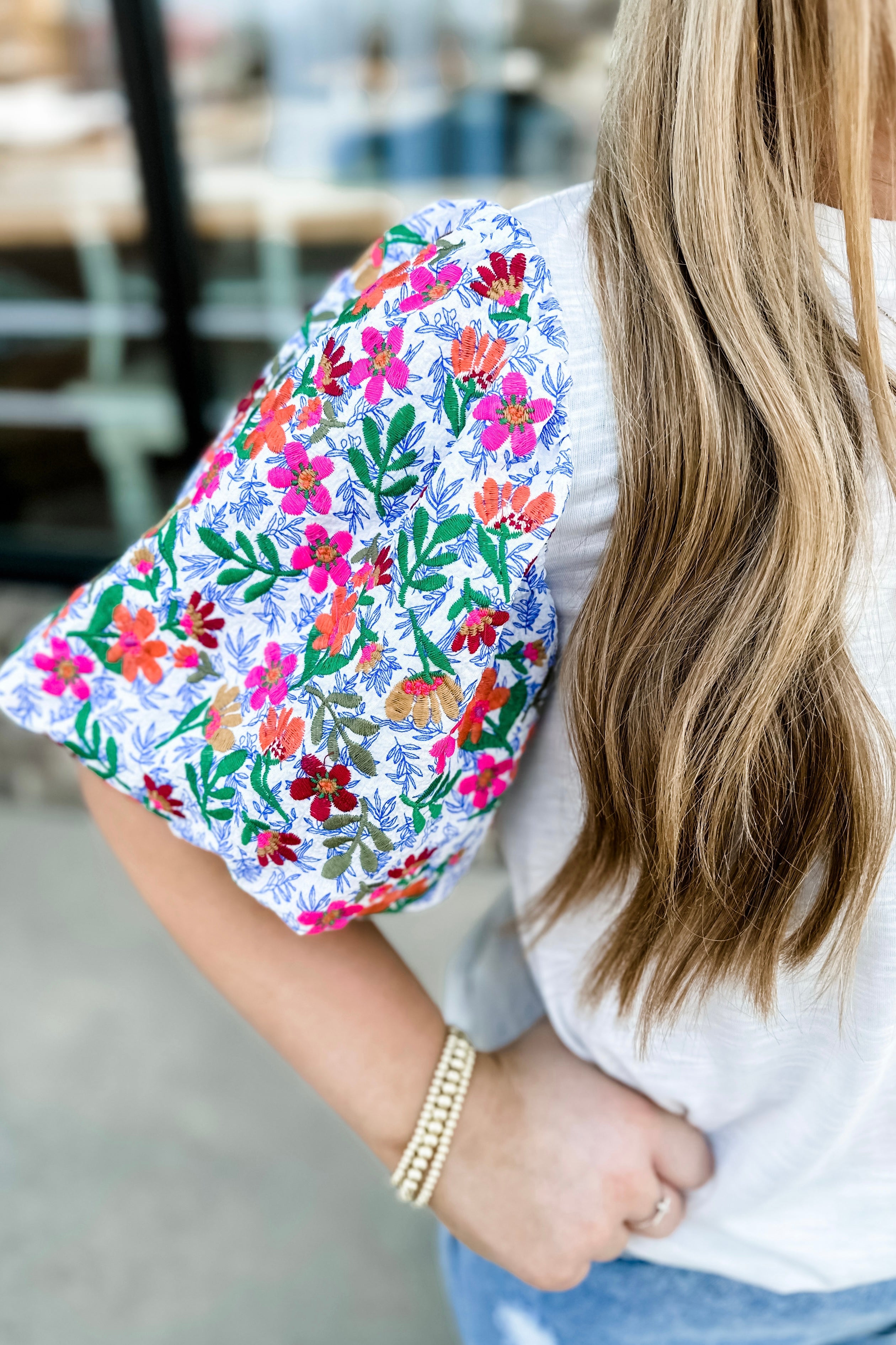 WHITE EMBROIDERED FLORAL PUFF SLEEVE TEE